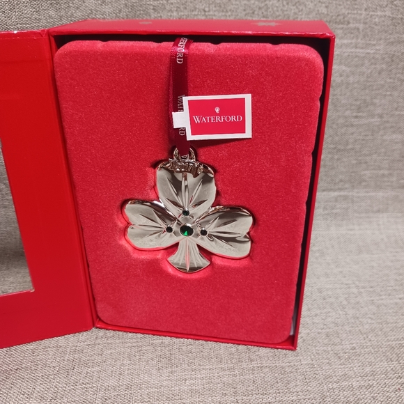 Waterford 2017 Shamrock Silver Ornament - Picture 5 of 12